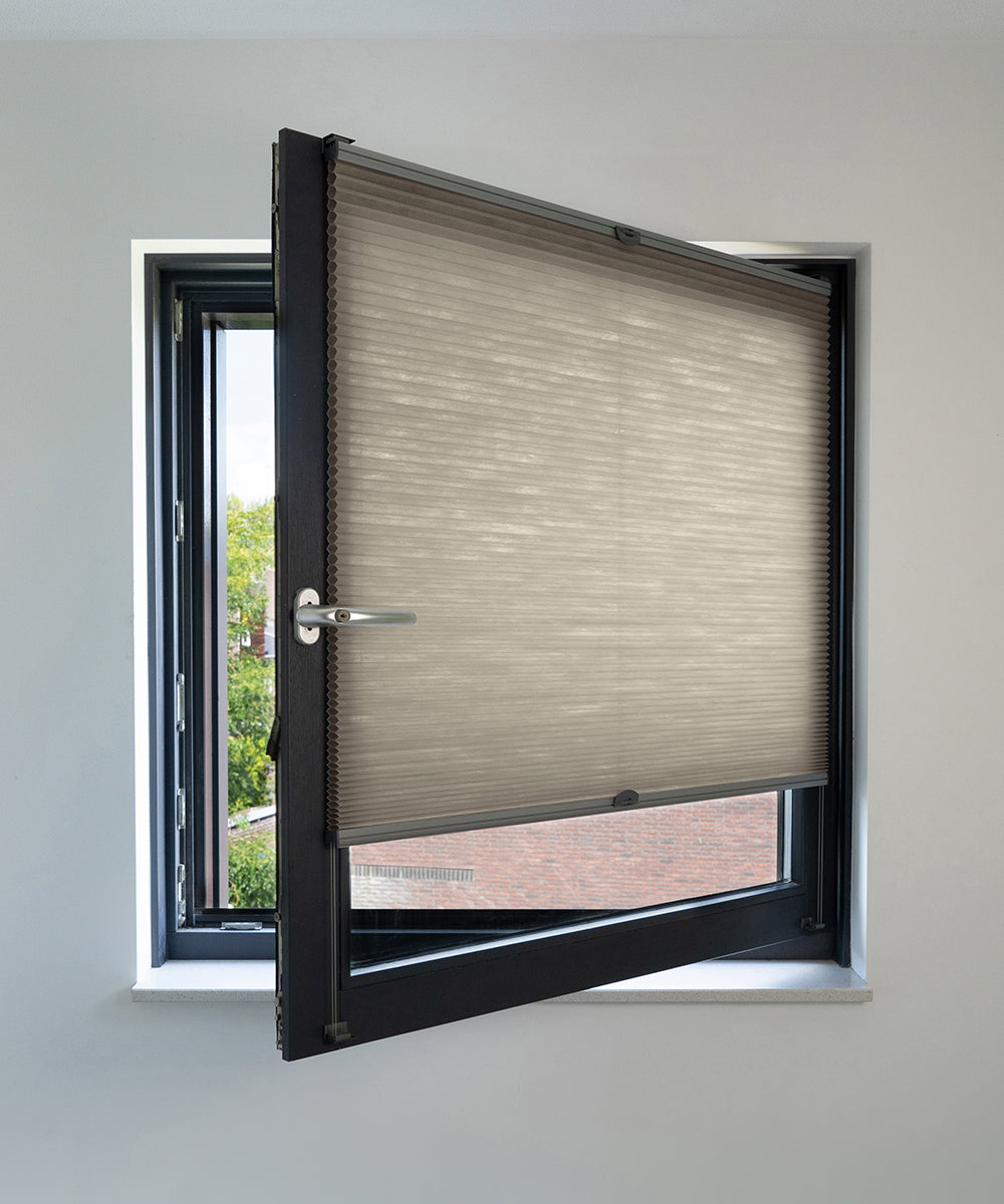 Duette® shades taupe lichtdoorlatend - ingespannen TruFit® model - HetBinnenAanzicht