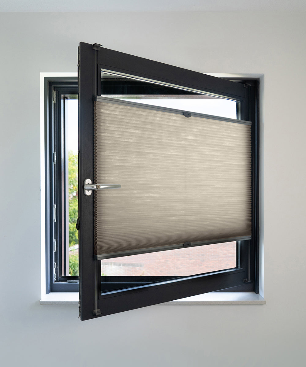 Duette® shades taupe lichtdoorlatend - ingespannen TruFit® model - HetBinnenAanzicht