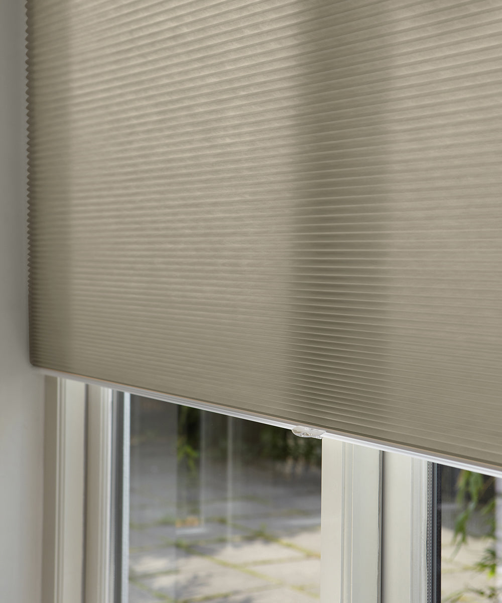 Duette® shades taupe lichtdoorlatend - vrijhangend model - HetBinnenAanzicht