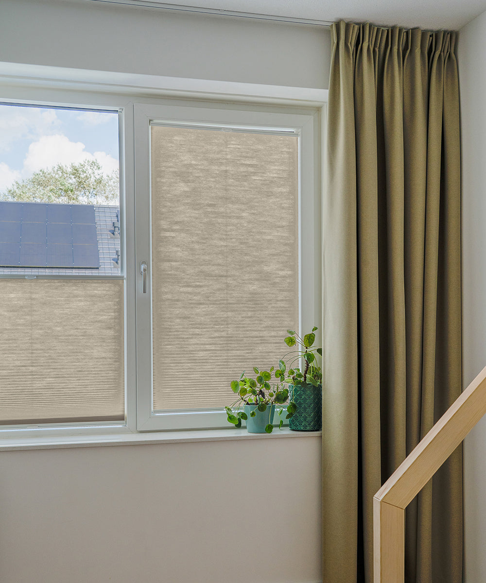 Duette® shades taupe lichtdoorlatend - ingespannen TruFit® model - HetBinnenAanzicht