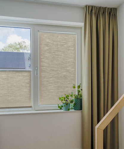 Duette® shades taupe lichtdoorlatend - ingespannen TruFit® model - HetBinnenAanzicht