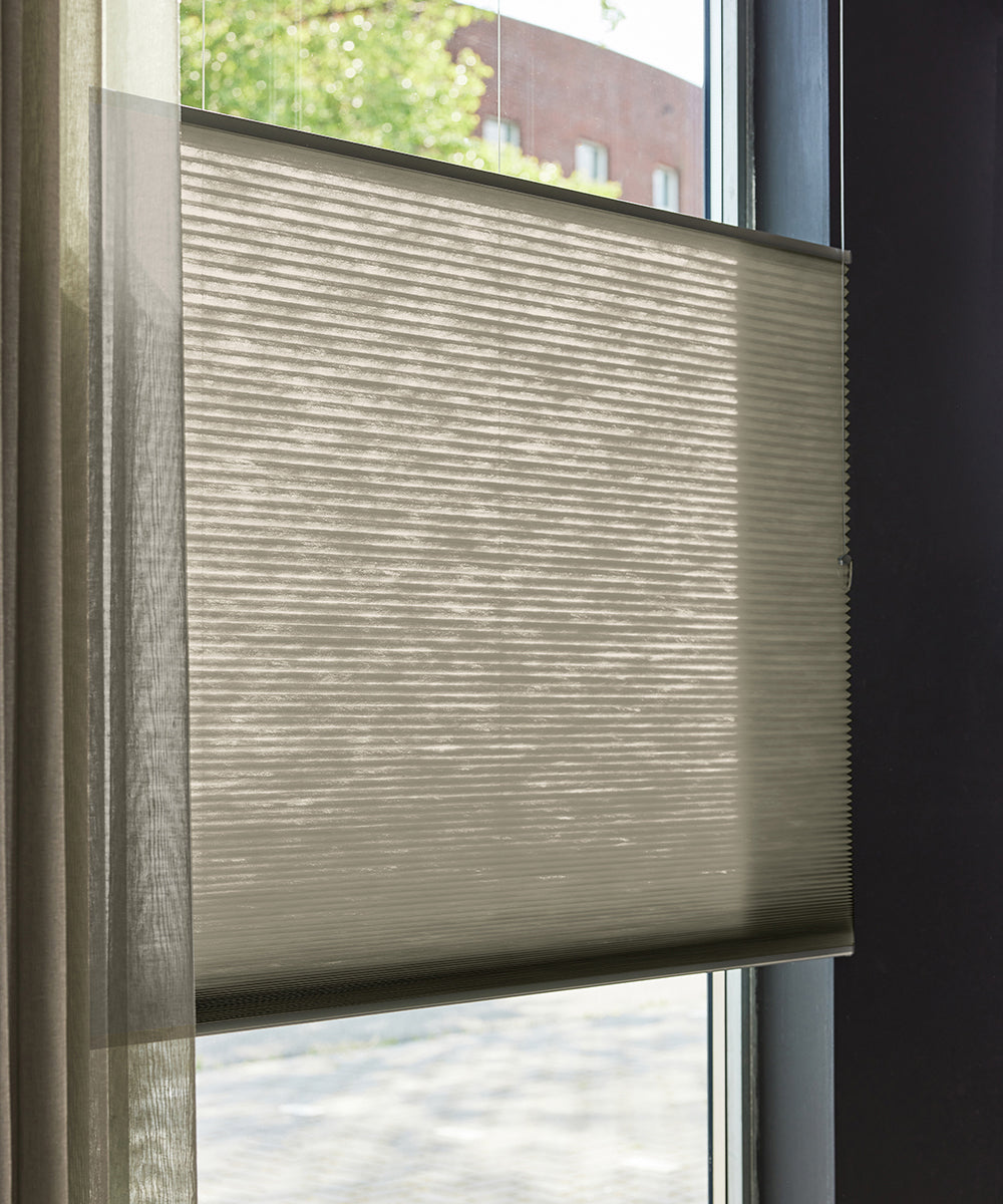 Duette® shades taupe lichtdoorlatend - vrijhangend model - HetBinnenAanzicht