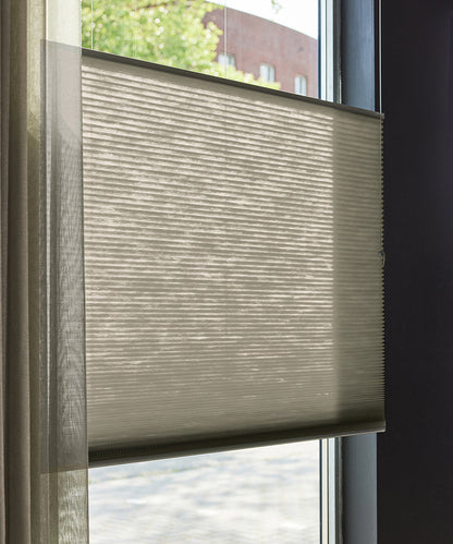 Duette® shades taupe lichtdoorlatend - vrijhangend model - HetBinnenAanzicht