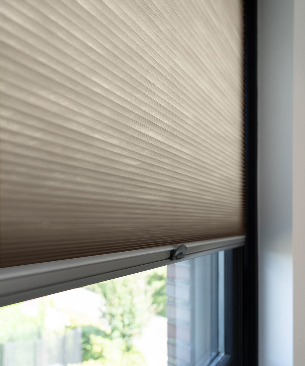 Duette® shades taupe lichtdoorlatend - ingespannen TruFit® model - HetBinnenAanzicht