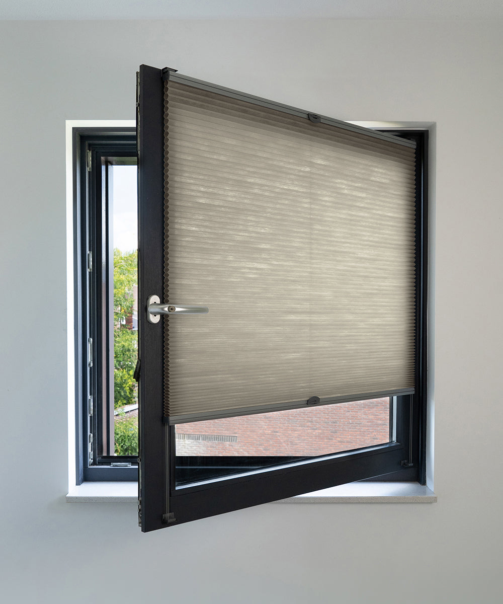 Duette® shades grijs lichtdoorlatend - ingespannen TruFit® model - HetBinnenAanzicht