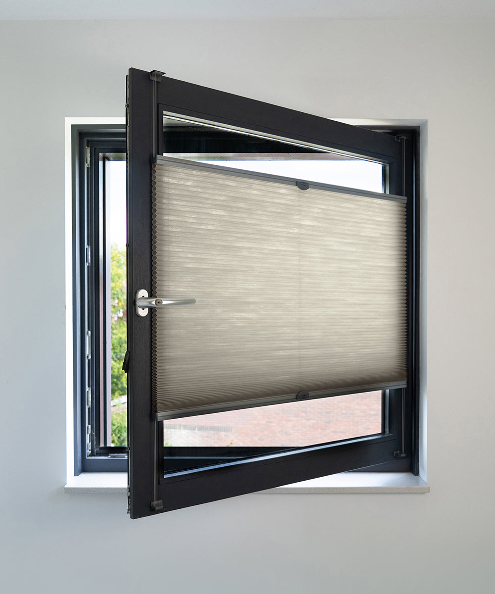 Duette® shades grijs lichtdoorlatend - ingespannen TruFit® model - HetBinnenAanzicht