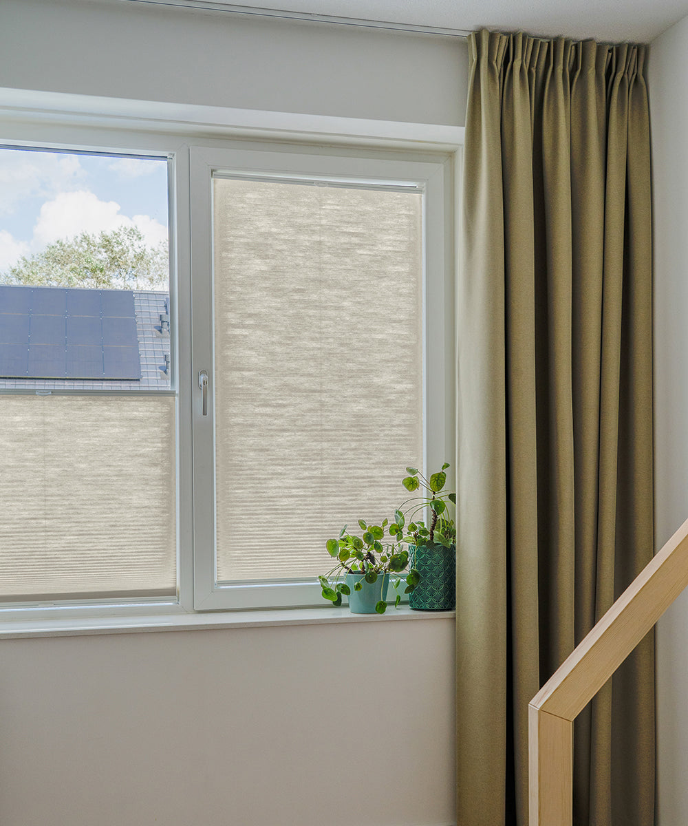 Duette® shades grijs lichtdoorlatend - ingespannen TruFit® model - HetBinnenAanzicht