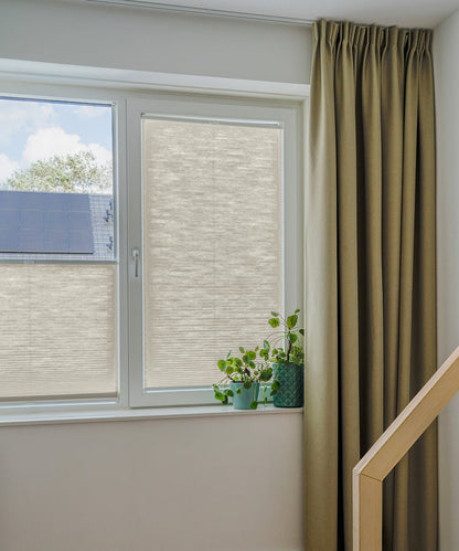 Duette® shades grijs lichtdoorlatend - ingespannen TruFit® model - HetBinnenAanzicht