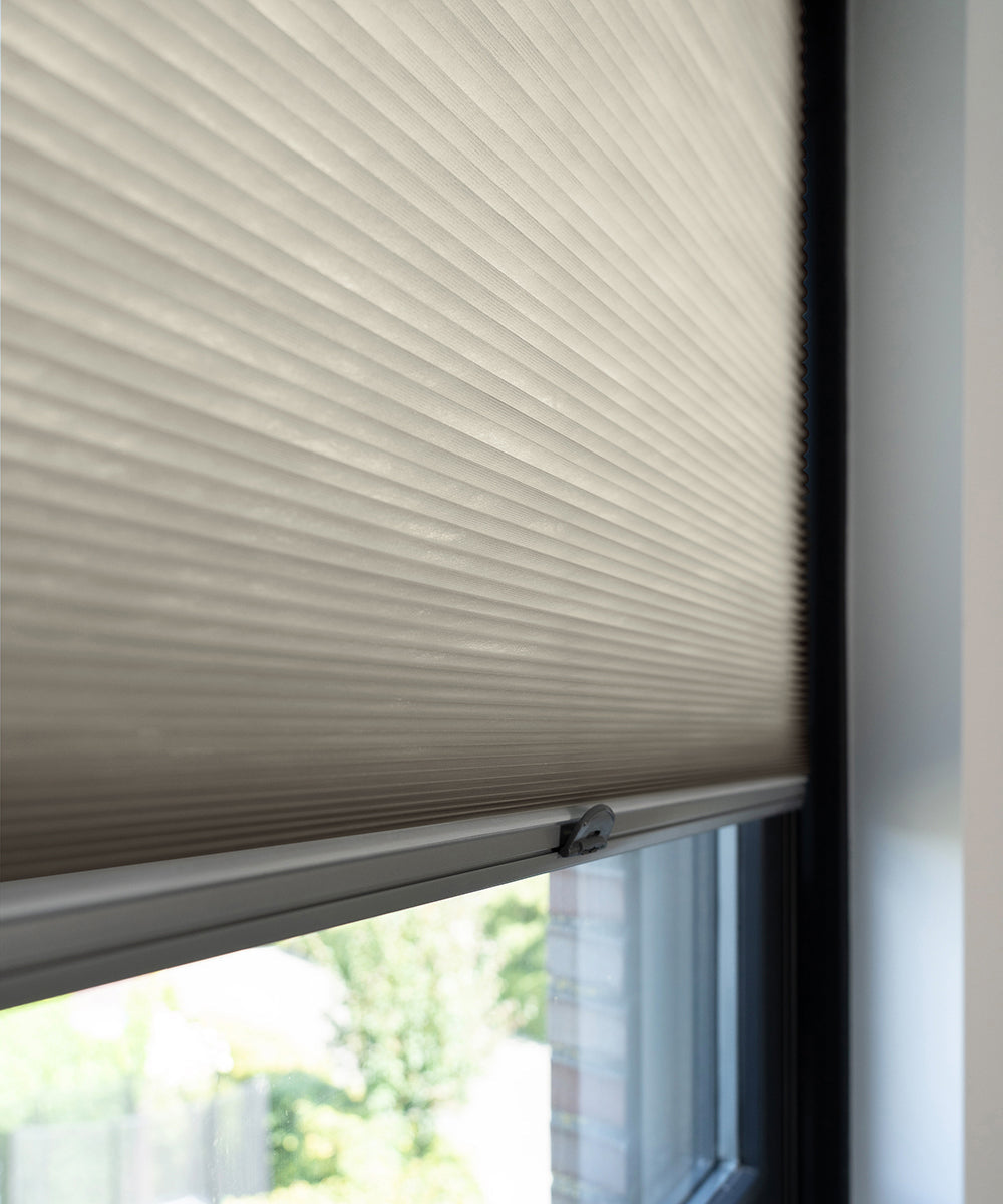 Duette® shades grijs lichtdoorlatend - ingespannen TruFit® model - HetBinnenAanzicht