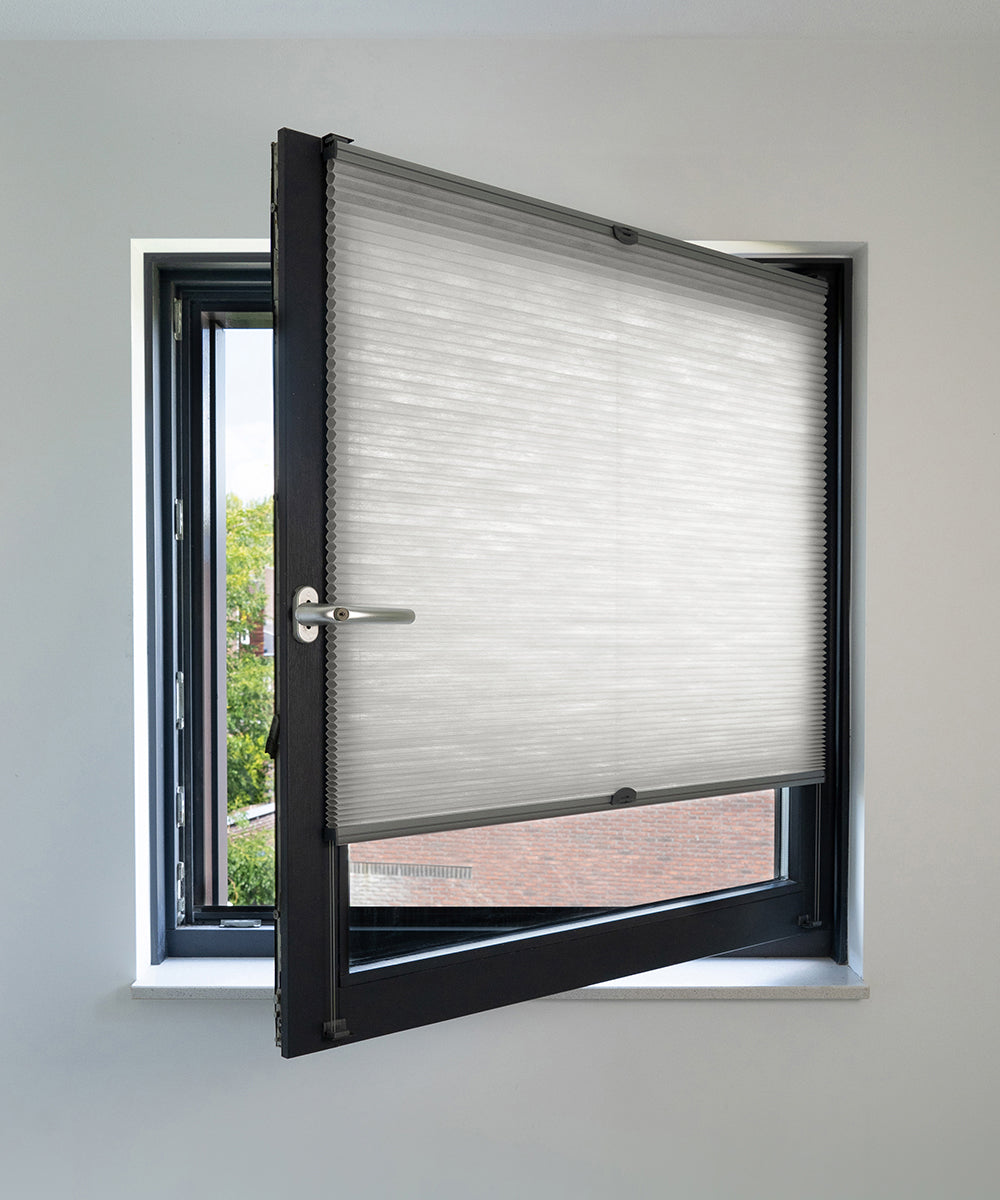 Duette® shades muisgrijs lichtdoorlatend - ingespannen TruFit® model - HetBinnenAanzicht