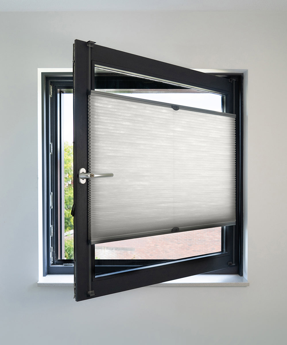 Duette® shades muisgrijs lichtdoorlatend - ingespannen TruFit® model - HetBinnenAanzicht