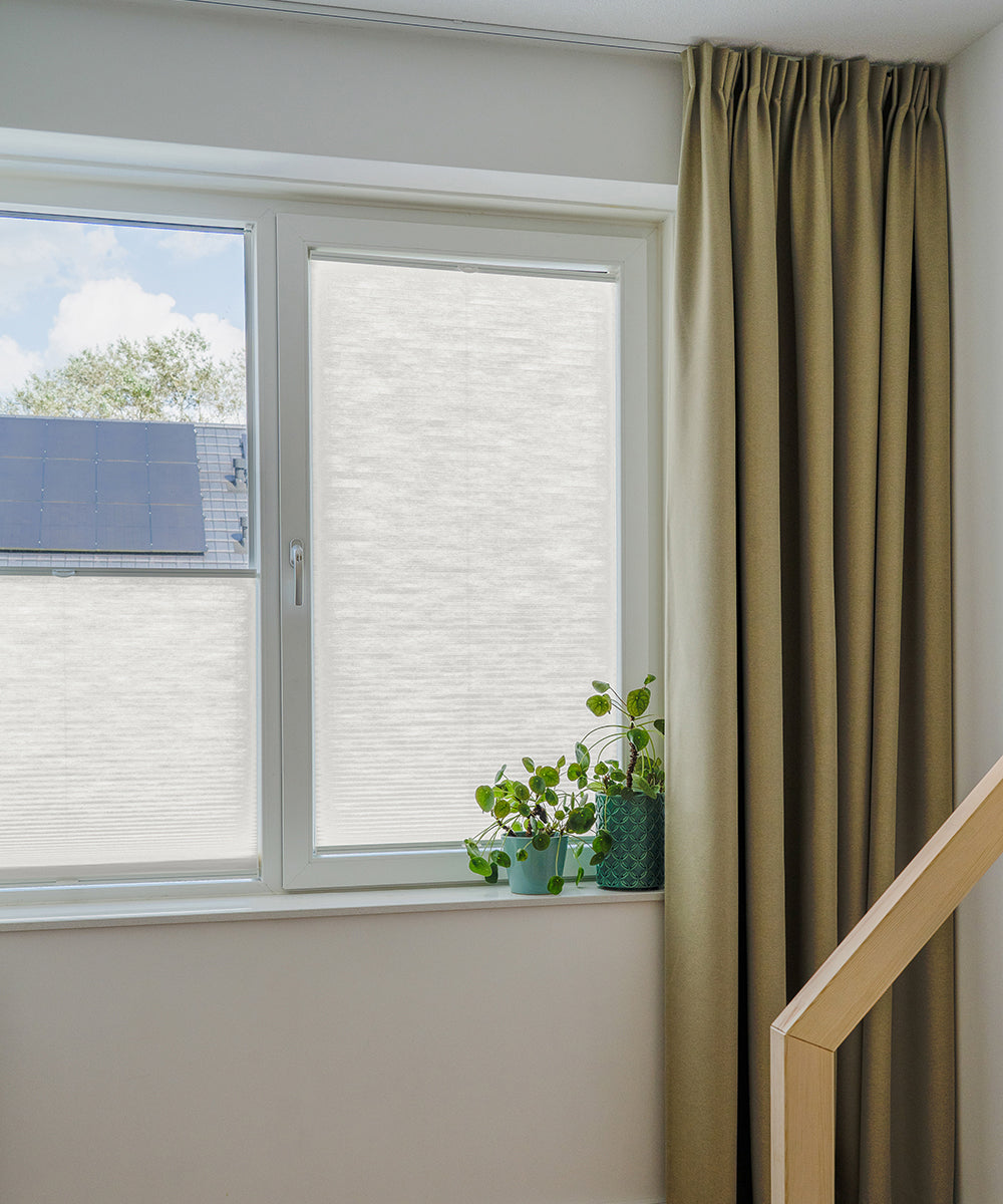 Duette® shades muisgrijs lichtdoorlatend - ingespannen TruFit® model - HetBinnenAanzicht