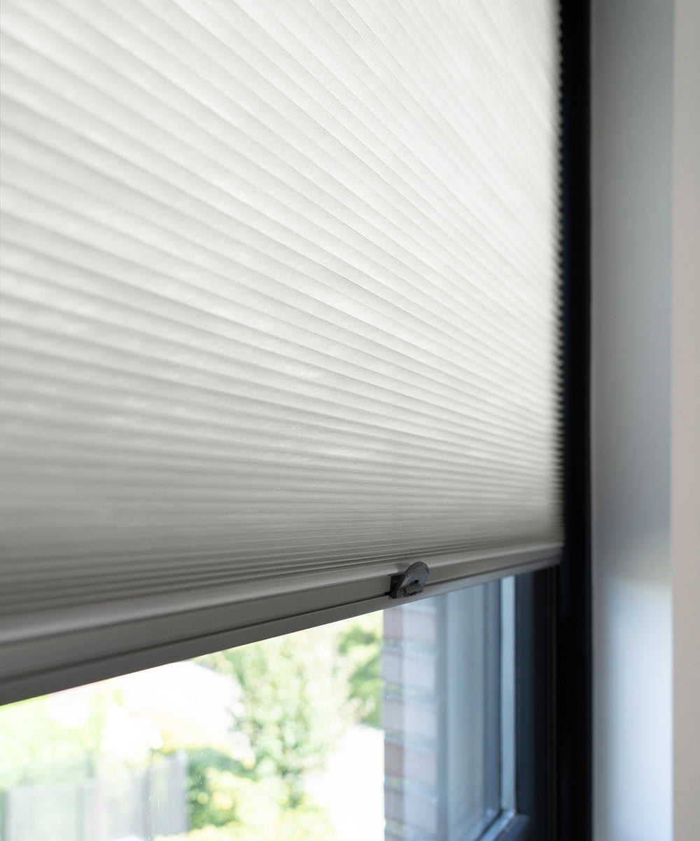 Duette® shades muisgrijs lichtdoorlatend - ingespannen TruFit® model - HetBinnenAanzicht