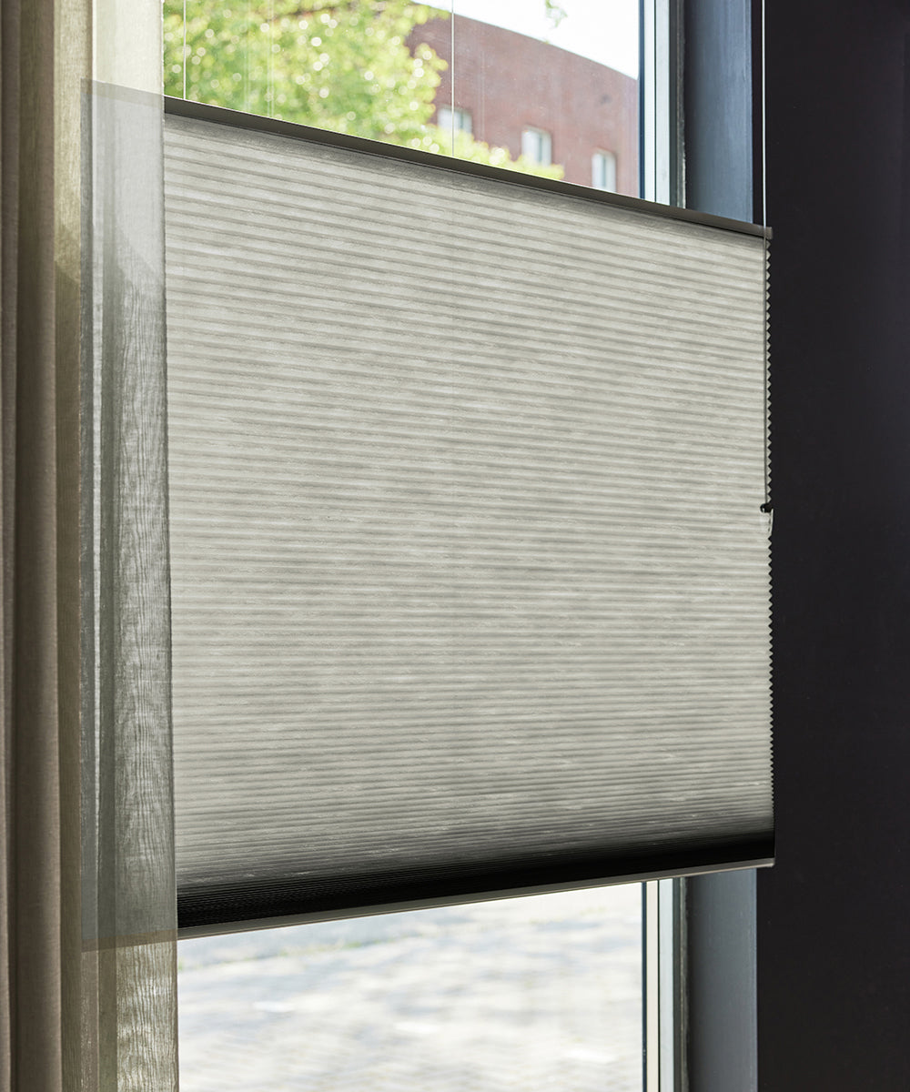 Duette® shades lichtgrijs verduisterend - vrijhangend model - HetBinnenAanzicht