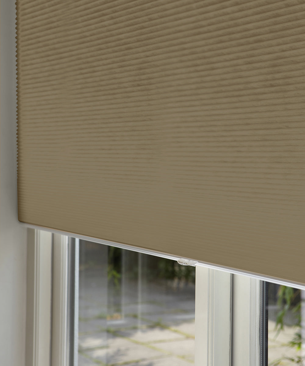 Duette® shades donkertaupe verduisterend - ingespannen TruFit® model - HetBinnenAanzicht