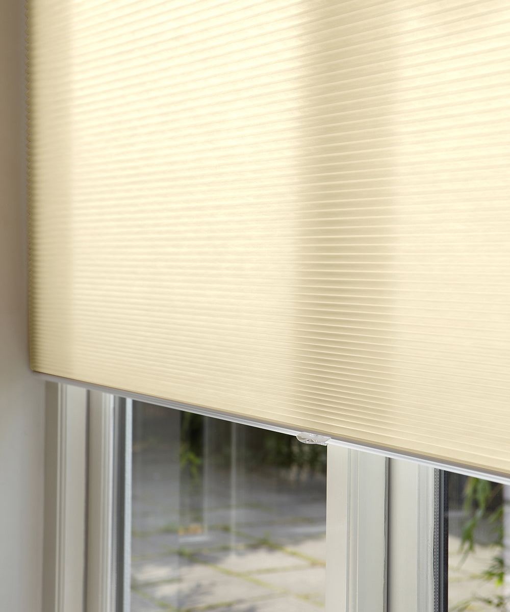 Duette® shades crème lichtdoorlatend - ingespannen TruFit® model - HetBinnenAanzicht