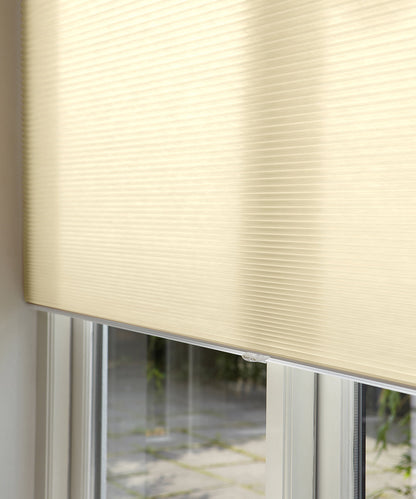 Duette® shades crème lichtdoorlatend - ingespannen TruFit® model - HetBinnenAanzicht