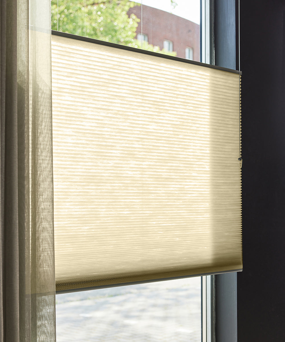 Duette® shades crème lichtdoorlatend - vrijhangend model - HetBinnenAanzicht