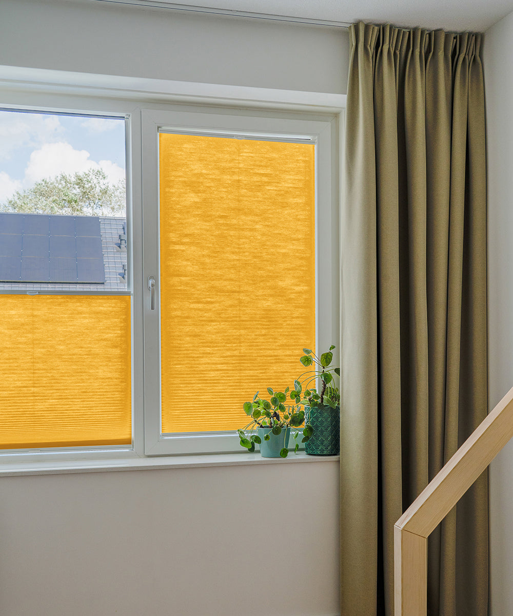 Duette® shades goudgeel lichtdoorlatend - ingespannen TruFit® model - HetBinnenAanzicht