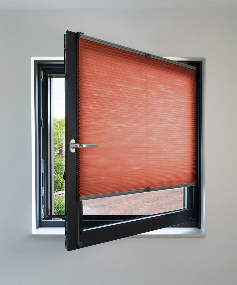 Duette® shades steenrood lichtdoorlatend - ingespannen TruFit® model - HetBinnenAanzicht