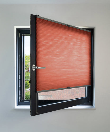 Duette® shades steenrood lichtdoorlatend - ingespannen TruFit® model - HetBinnenAanzicht