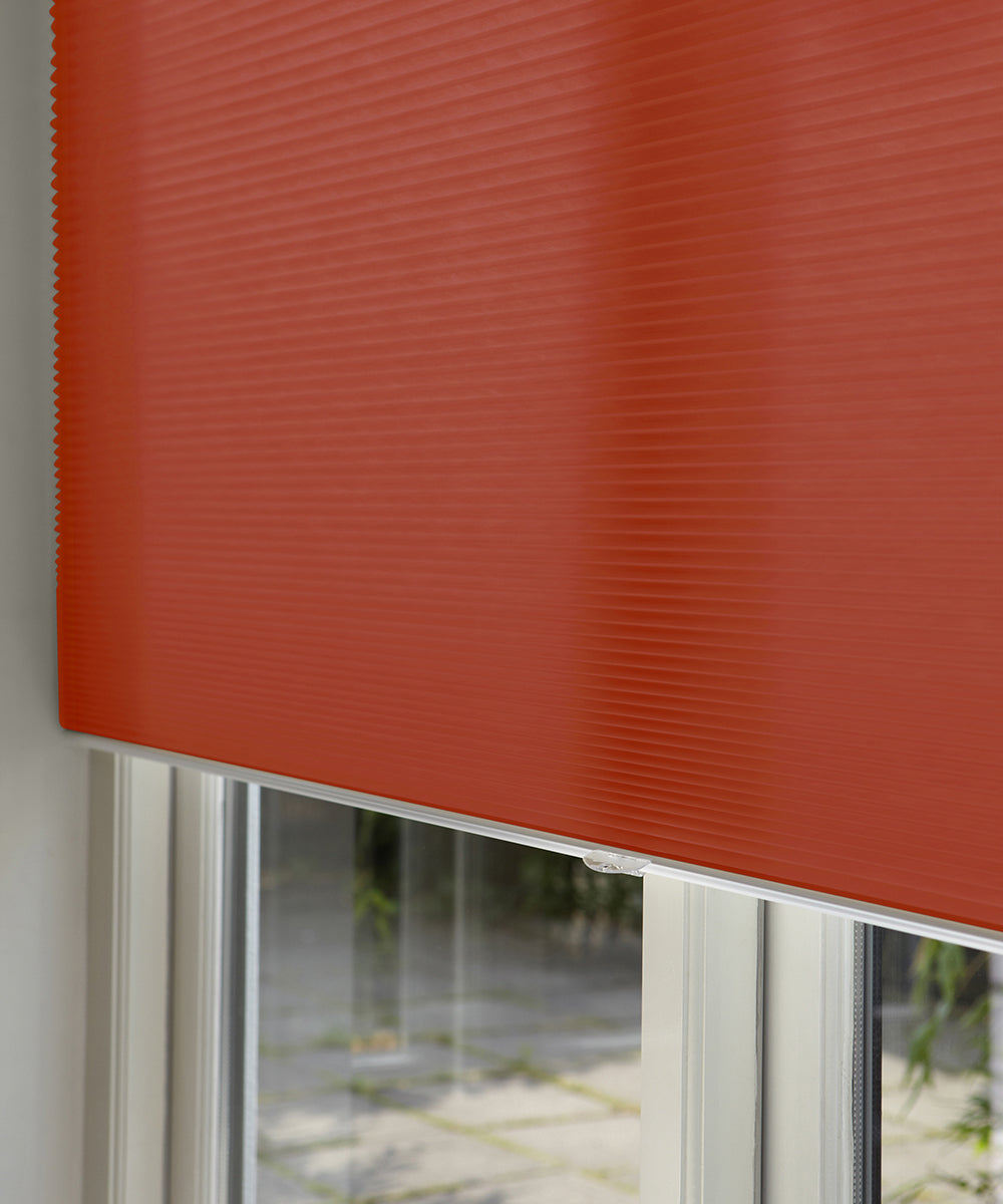Duette® shades steenrood lichtdoorlatend - ingespannen TruFit® model - HetBinnenAanzicht