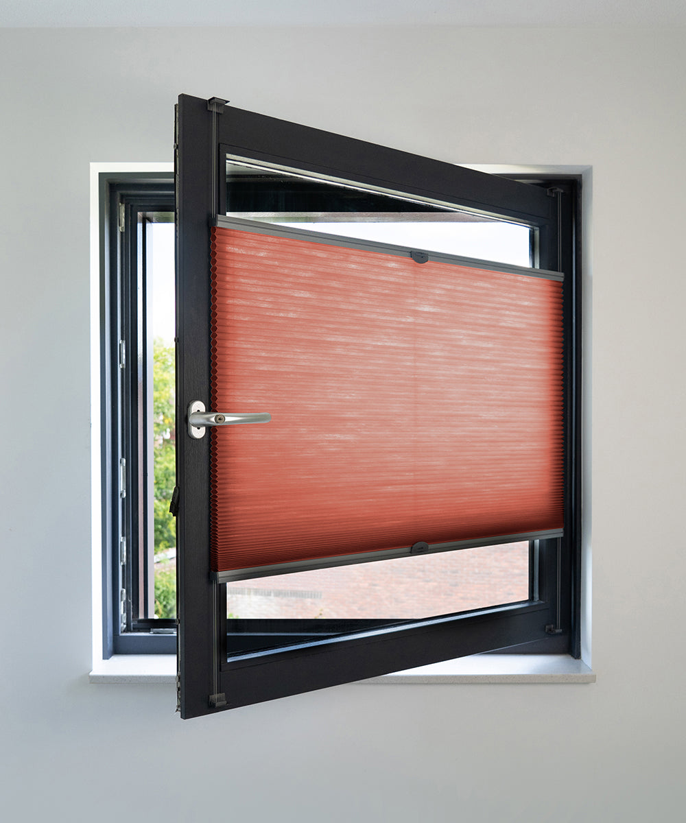 Duette® shades steenrood lichtdoorlatend - ingespannen TruFit® model - HetBinnenAanzicht