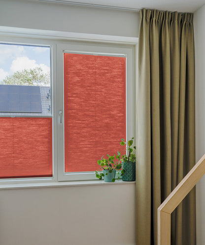 Duette® shades steenrood lichtdoorlatend - ingespannen TruFit® model - HetBinnenAanzicht