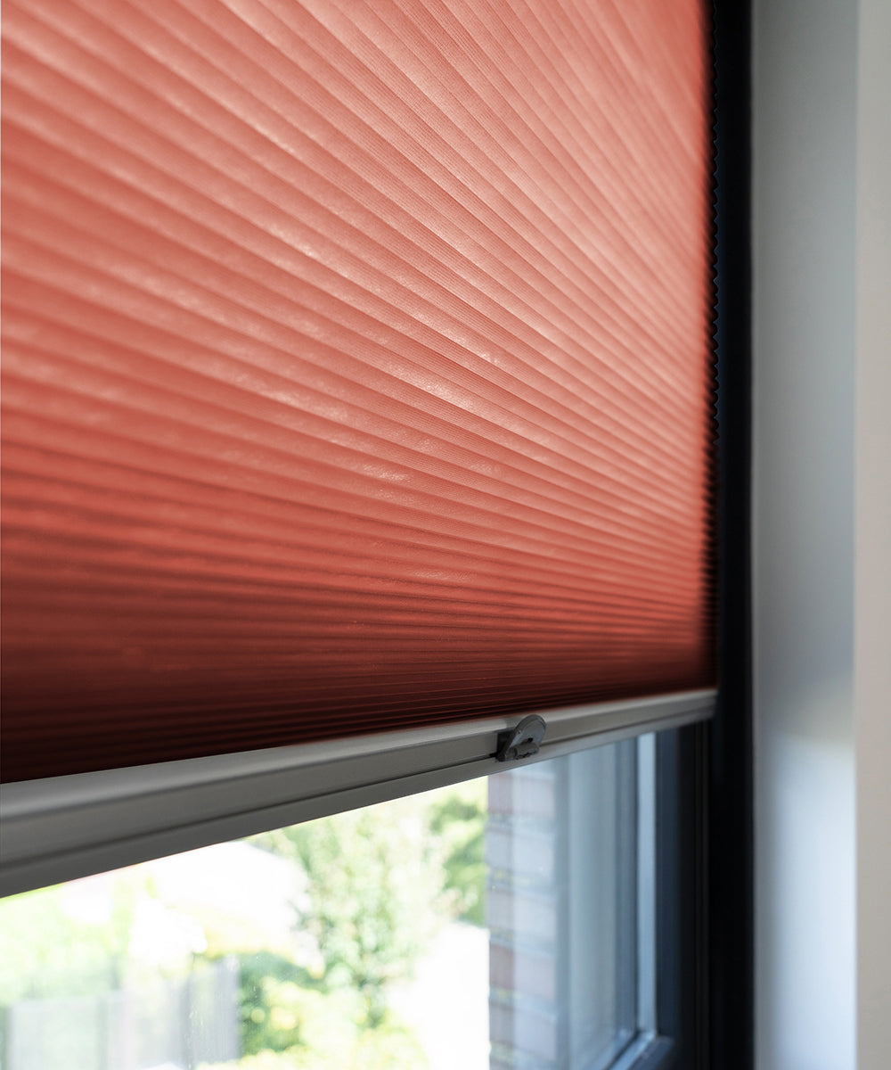 Duette® shades steenrood lichtdoorlatend - ingespannen TruFit® model - HetBinnenAanzicht