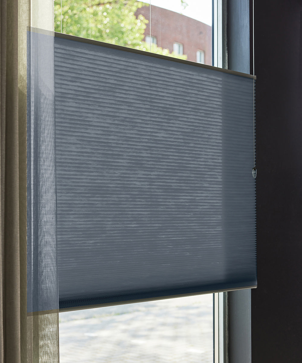 Duette® shades kobaltblauw lichtdoorlatend - vrijhangend model - HetBinnenAanzicht