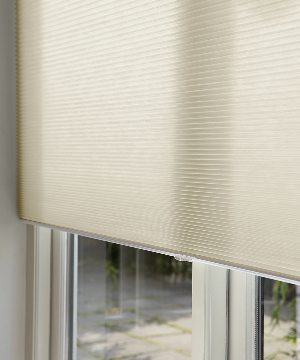 Duette® shades beige lichtdoorlatend - ingespannen TruFit® model - HetBinnenAanzicht