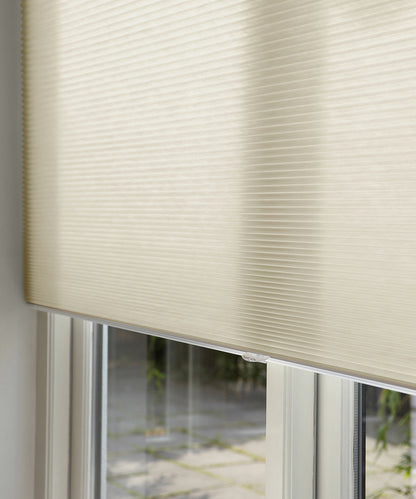 Duette® shades beige lichtdoorlatend - ingespannen TruFit® model - HetBinnenAanzicht