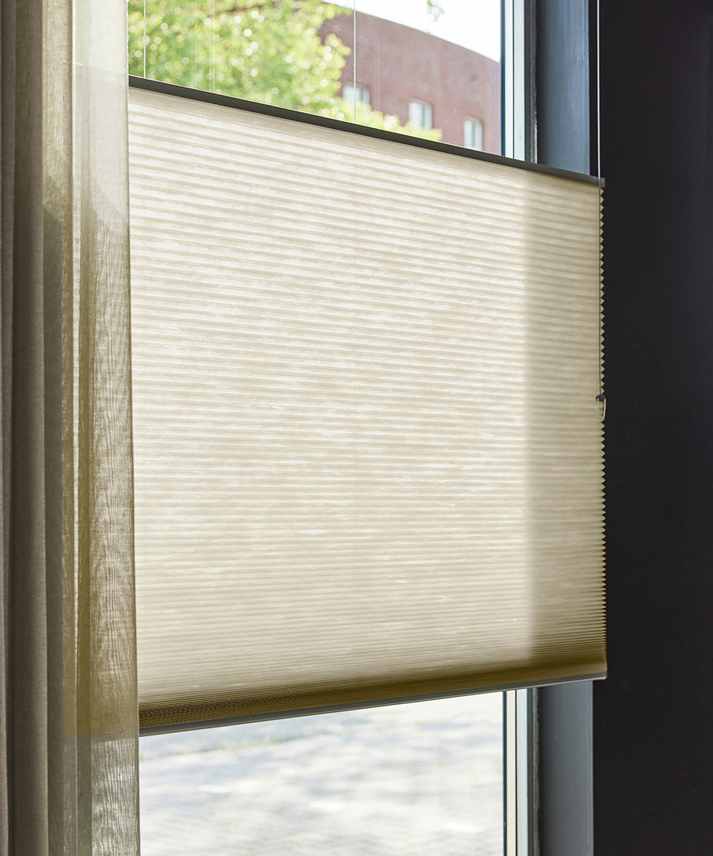 Duette® shades beige lichtdoorlatend - vrijhangend model - HetBinnenAanzicht