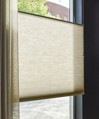Duette® shades beige lichtdoorlatend - vrijhangend model - HetBinnenAanzicht
